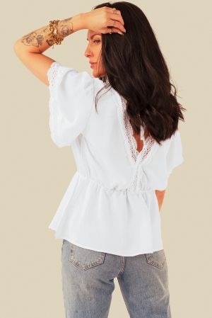 Дамска блуза в бяло с къс ръкав, бродерия и ефектен гръб