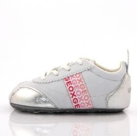 Бебешки обувки GEOX, бели със сребърно