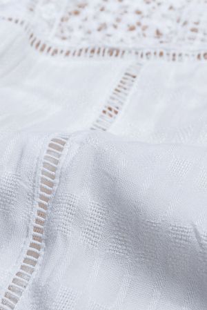 Елегантна дамска блуза в бяло с дълъг ръкав и ефектна бродерия