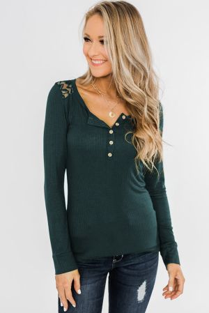 Дамска блуза в тъмнозелено с дантела и копчета