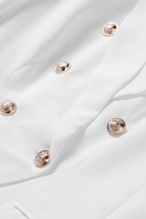 Дамско бяло сако с ревер и ефектни копчета