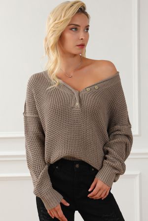 Дамски пуловер в бежов цвят с ефектно деколте с копчета
