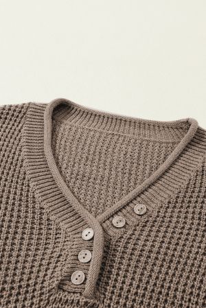 Дамски пуловер в бежов цвят с ефектно деколте с копчета