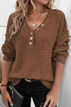 Дамски пуловер в кафяв цвят с ефектно деколте с копчета