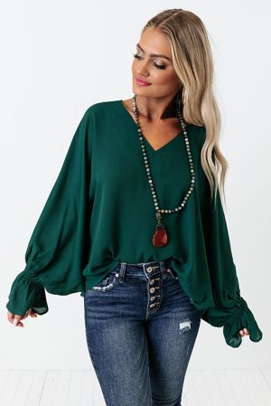 Дамска елегантна блуза в зелено с дълъг ръкав и V-образно деколте