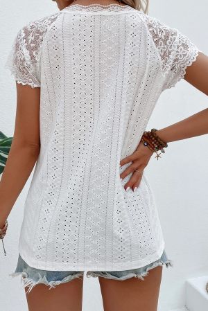 Дамска блуза в бяло с къс ръкав и дантела