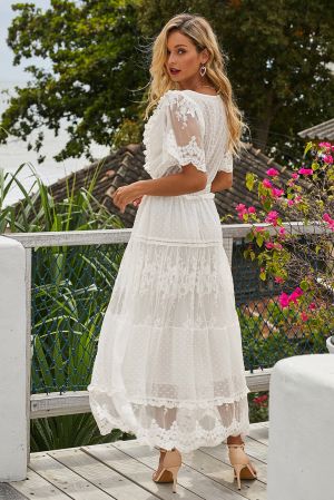 Дълга дамска рокля в бяло с V-образно деколте и бродерия