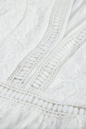 Дълга дантелена дамска рокля в бяло с V-образно деколте