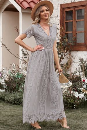 Дълга дантелена дамска рокля в сив цвят с V-образно деколте