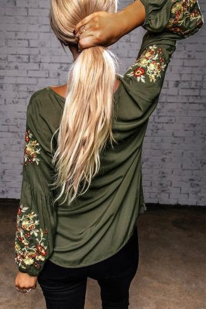 Дамска блуза в зелено с дълъг ръкав и бродерия с цветя