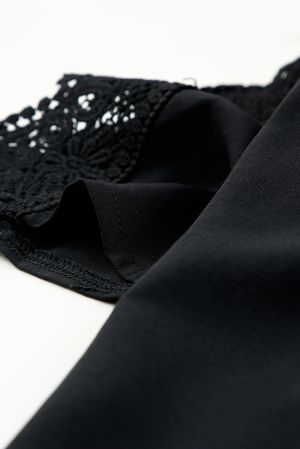 Дамска блуза в черно с къс ръкав и бродерия