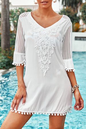 Дамска плажна рокля в бяло с ефектна бродерия
