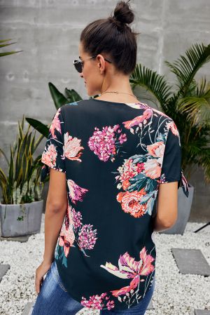 Дамска блуза в тъмносиньо с флорален принт и V-образно деколте