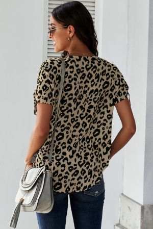 Дамска блуза в бежово с леопардов принт и V-образно деколте