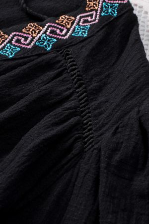 Дамска блуза в черно с къси ръкави и V-образно деколте с бродерия, 100% памук