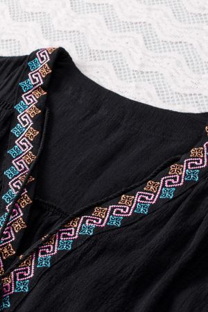 Дамска блуза в черно с къси ръкави и V-образно деколте с бродерия, 100% памук