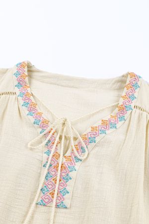 Дамска блуза в бежово с къси ръкави и V-образно деколте с бродерия, 100% памук
