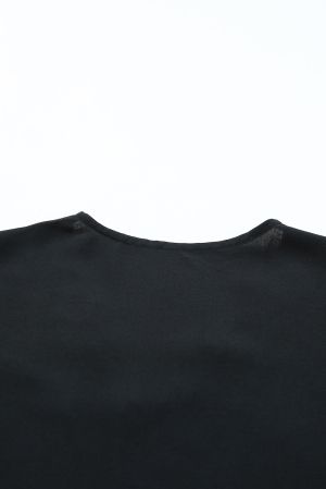 Дамска блуза в черно с къси ръкави и V-образно деколте с контрастна бродерия