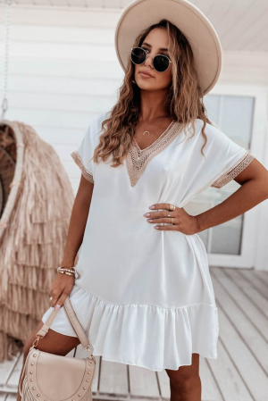 Дамска памучна рокля в бяло с къси ръкави и V-образно деколте с контрастна бродерия