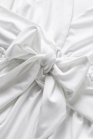 Дълга елегантна дамска рокля в бяло, с цепка и ефектен гръб