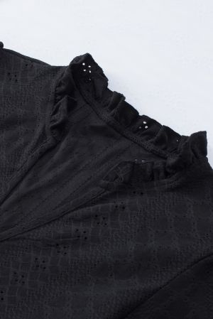 Дамска блуза в черно с къс ръкав и бродерия