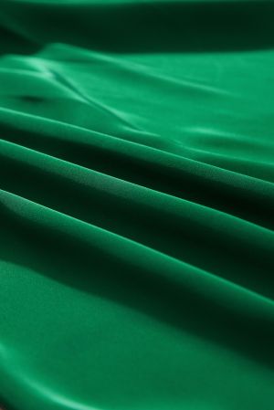 Дамски елегантен топ в зелен цвят с къдрички