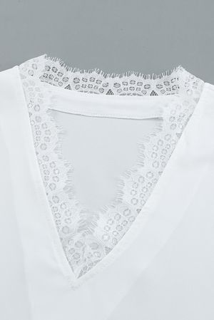 Дамска блуза в бяло с къс ръкав и V-образно деколте с бродерия