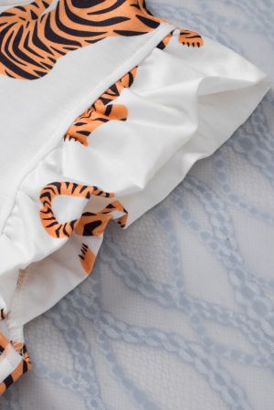 Дамска блуза в бяло с къдрички и принт тигри
