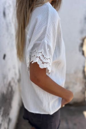Дамска блуза в бяло с къси ръкави с бродерия, 100% памук