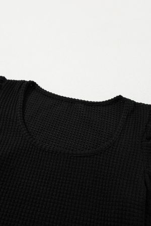 Дамска блуза в черно с къси бухнали ръкави, актуална waffle материя
