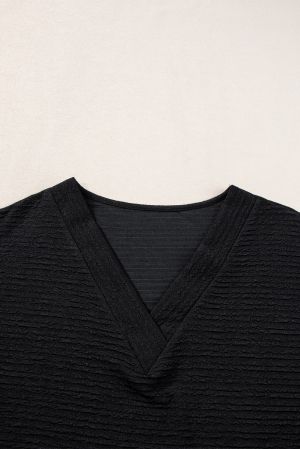 Дамска тениска в черен цвят, с V-образно деколте и ефектна текстура