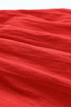 Дамски топ в червено с бродерия и ефектни презрамки, 100% памук