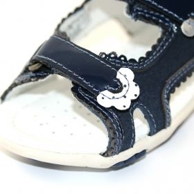 Бебешки сандали със затворена пета GEOX, сини с цветчета
